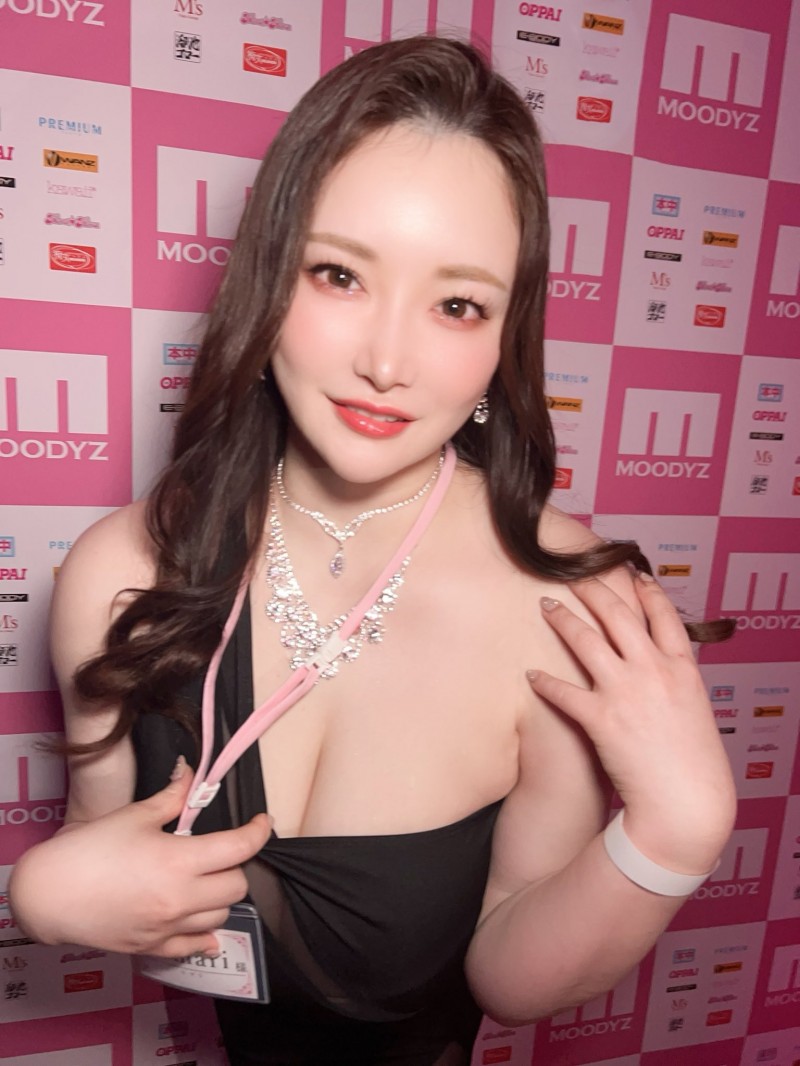 女优摄影会:破纪录的Q罩杯「Himari」