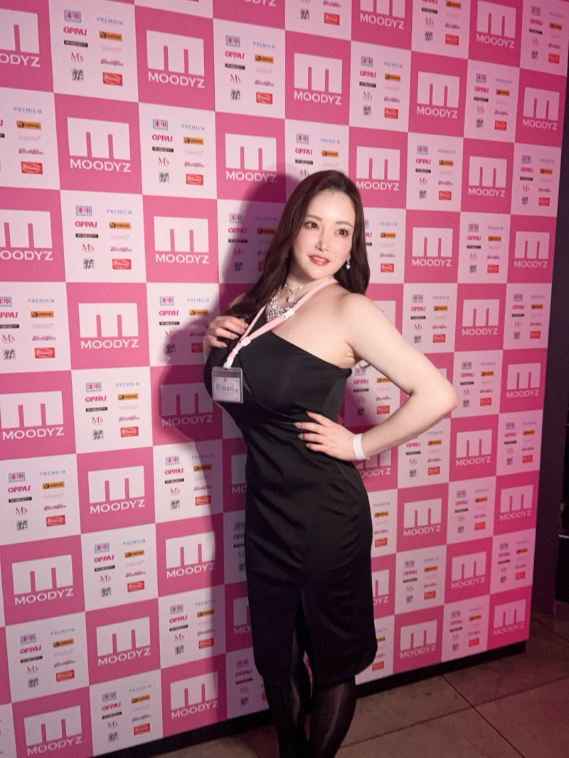 女优摄影会:破纪录的Q罩杯「Himari」