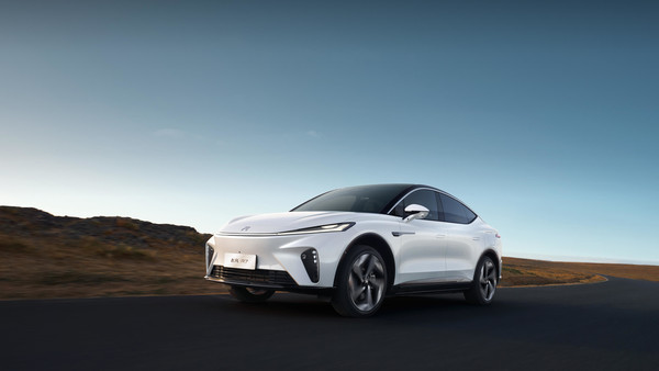 现款飞凡R7 37万的飞凡R7骨折价7.5万出 车主连用7个“大哭”表情包