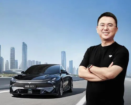 极越夏一平 极越设计师晒和蔚来李斌合照 找工作直接和老板谈?