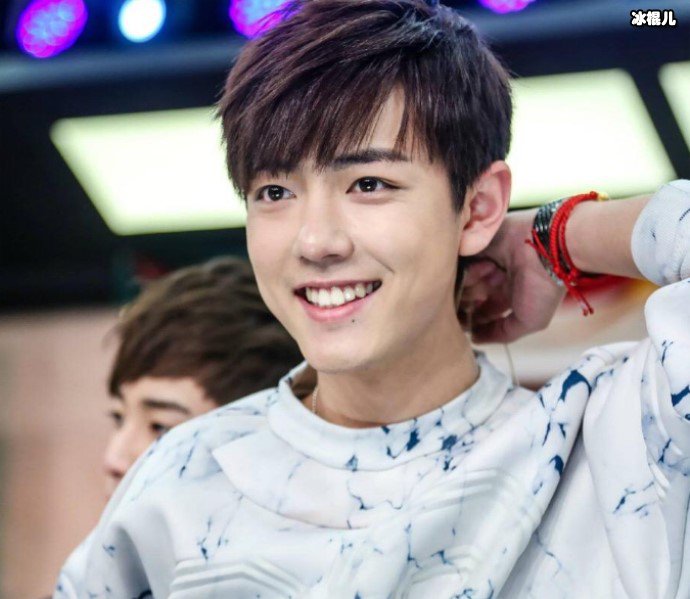 肖战旧照被扒被暗指整容?肖战初中照片