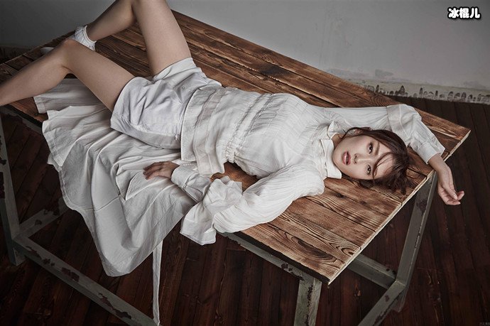 江疏影出席活动现场网友看到其穿着直呼太性感!