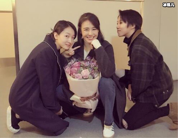 窦靖童出柜一事是真是假, 童童和周冬雨吻痕