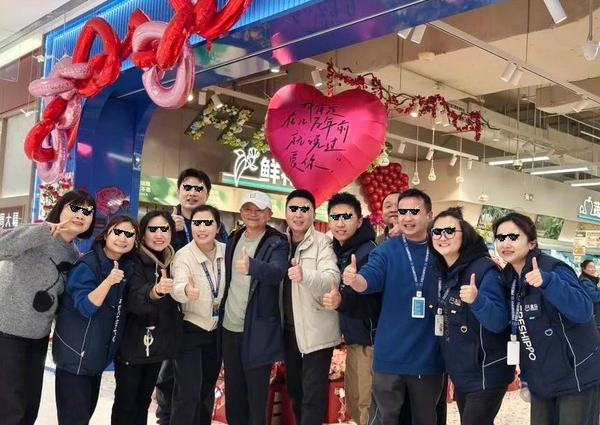 马云现身长沙盒马鲜生 查看多处货架 与员工亲切合影 马云现身长沙盒马鲜生 查看多处货架 与员工亲切合影