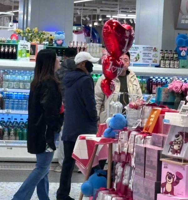 马云现身长沙盒马鲜生 查看多处货架 与员工亲切合影 马云现身长沙盒马鲜生 查看多处货架 与员工亲切合影