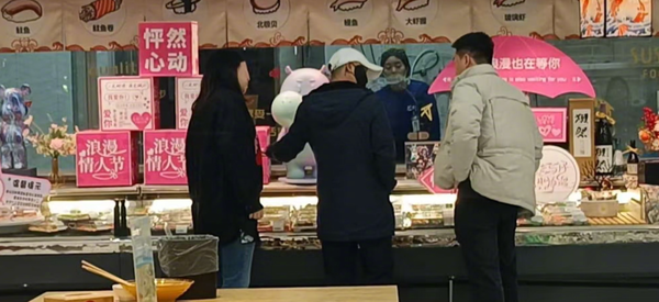 马云现身长沙盒马鲜生 查看多处货架 与员工亲切合影 马云现身长沙盒马鲜生 查看多处货架 与员工亲切合影