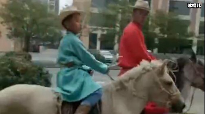 骑马上学的地方在哪里?为何网友调侃四川人骑熊猫上学?