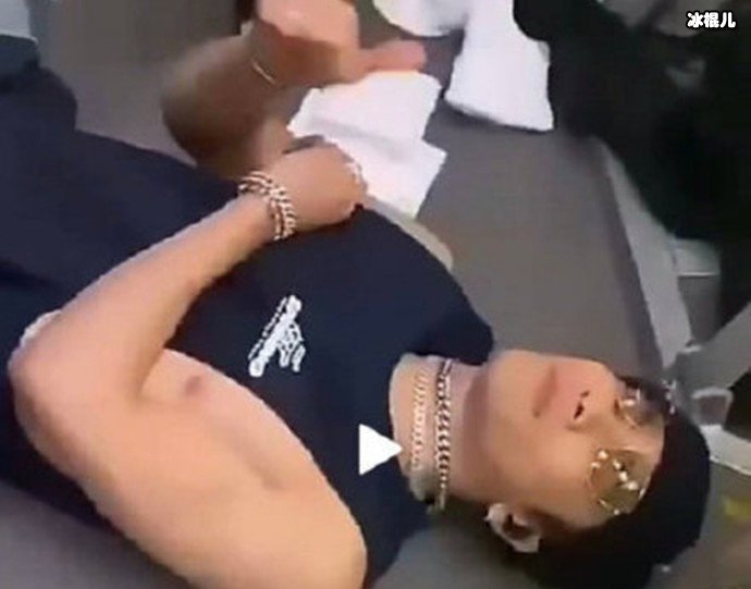 王嘉尔表演不小心踩空摔下舞台! 王嘉尔是富二代吗?