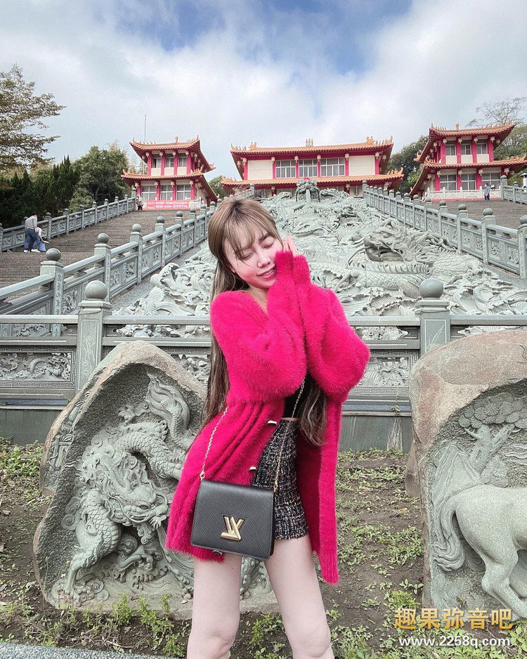 童颜巨乳正妹孝顺又爱拜拜! 带着长辈逛寺庙超辣美腿让网友也想去朝圣!