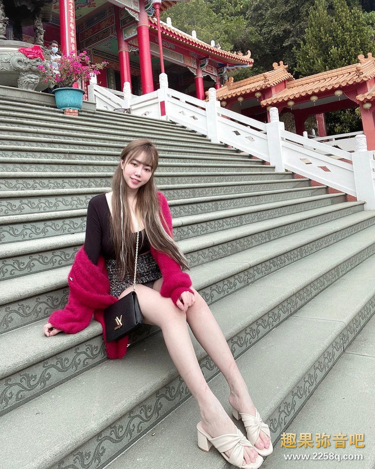 童颜巨乳正妹孝顺又爱拜拜! 带着长辈逛寺庙超辣美腿让网友也想去朝圣!