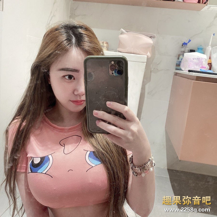 童颜巨乳正妹孝顺又爱拜拜! 带着长辈逛寺庙超辣美腿让网友也想去朝圣!