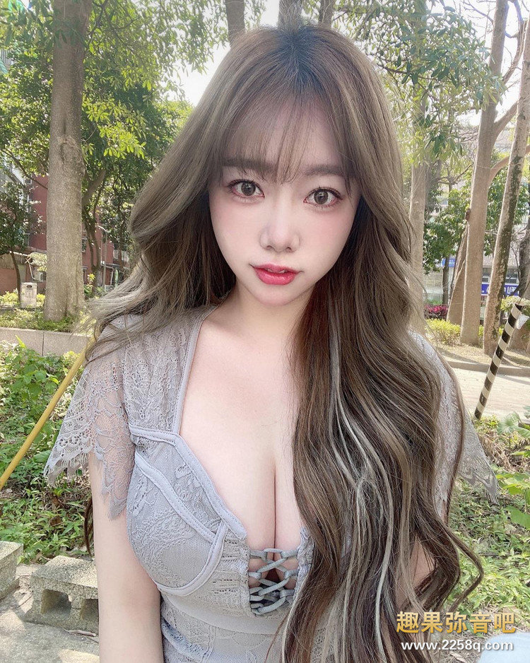 童颜巨乳正妹孝顺又爱拜拜! 带着长辈逛寺庙超辣美腿让网友也想去朝圣!