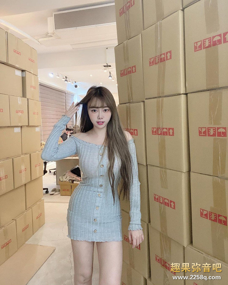 童颜巨乳正妹孝顺又爱拜拜! 带着长辈逛寺庙超辣美腿让网友也想去朝圣!