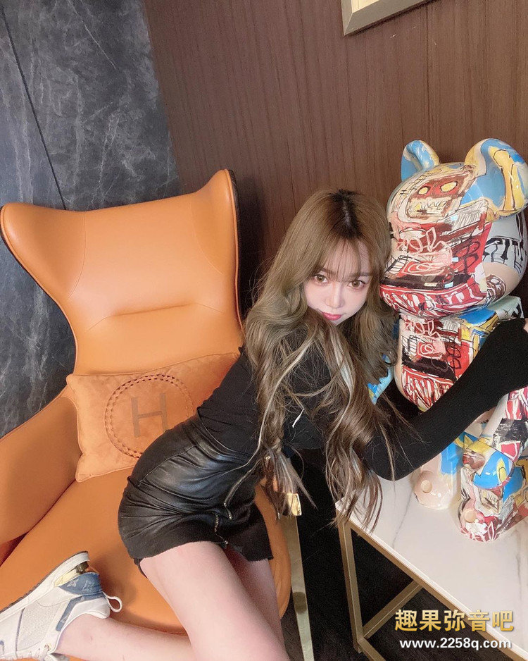 童颜巨乳正妹孝顺又爱拜拜! 带着长辈逛寺庙超辣美腿让网友也想去朝圣!