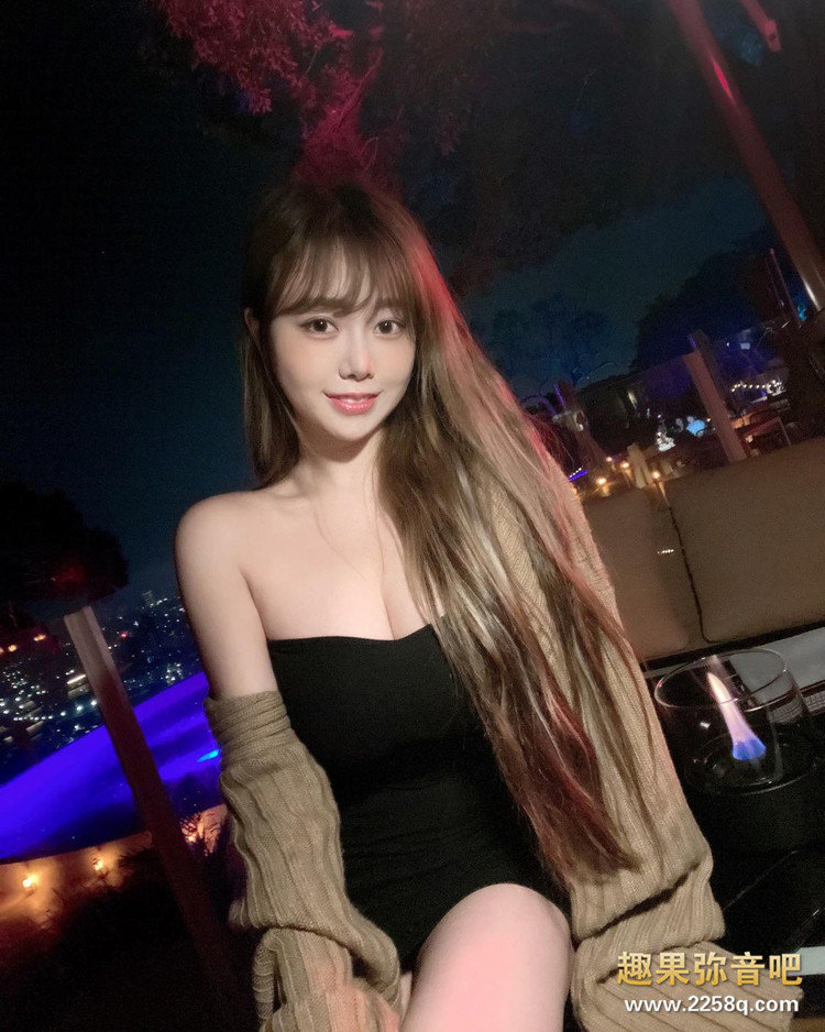 童颜巨乳正妹孝顺又爱拜拜! 带着长辈逛寺庙超辣美腿让网友也想去朝圣!