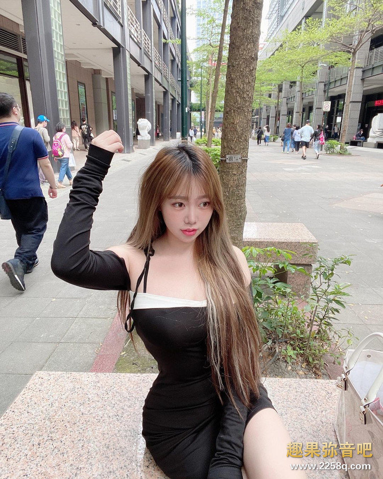 童颜巨乳正妹孝顺又爱拜拜! 带着长辈逛寺庙超辣美腿让网友也想去朝圣!