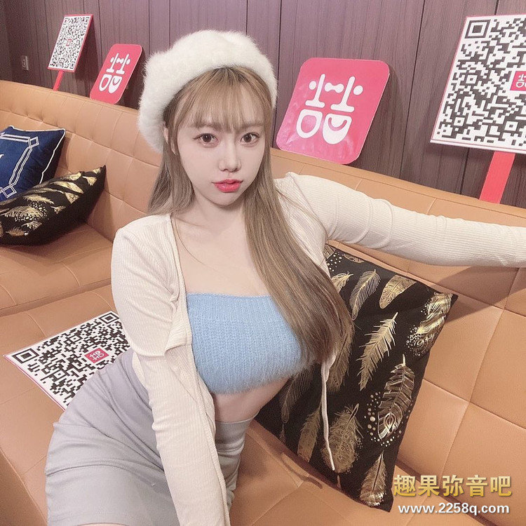 童颜巨乳正妹孝顺又爱拜拜! 带着长辈逛寺庙超辣美腿让网友也想去朝圣!