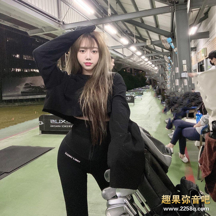 童颜巨乳正妹孝顺又爱拜拜! 带着长辈逛寺庙超辣美腿让网友也想去朝圣!