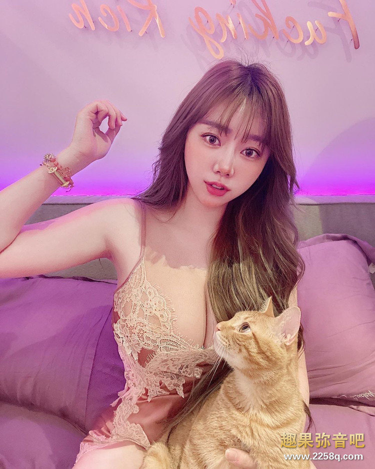 童颜巨乳正妹孝顺又爱拜拜! 带着长辈逛寺庙超辣美腿让网友也想去朝圣!