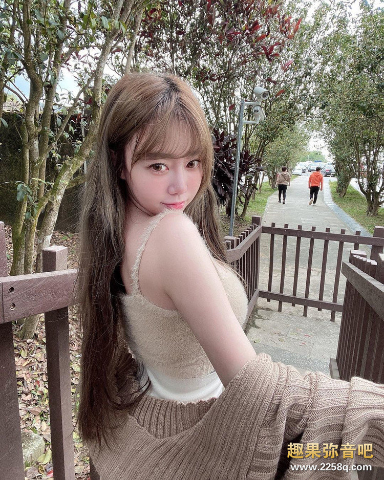 童颜巨乳正妹孝顺又爱拜拜! 带着长辈逛寺庙超辣美腿让网友也想去朝圣!