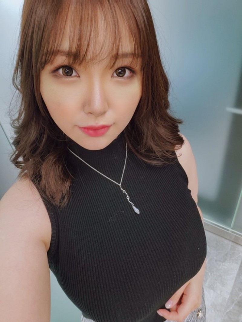 最新推荐!22岁超凶J奶人妻《圣璃都爱》精选作品介绍……