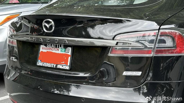 (图源微博) 国外特斯拉车主将车标换成其他品牌 防止车子被误伤