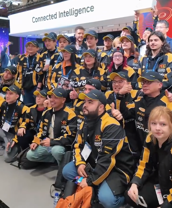 海外米粉联手为卢伟冰送上定制赛车夹克 期待汽车出海 海外米粉联手为卢伟冰送上定制赛车夹克 期待汽车出海