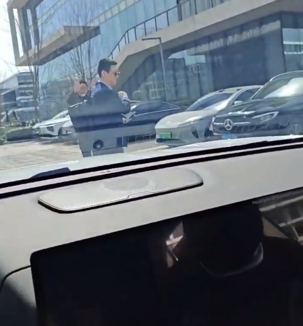 蔚来李斌打专车打到小鹏G9 不忘问车主“续航怎么样?” 蔚来李斌打专车打到小鹏G9 不忘问车主“续航怎么样?”