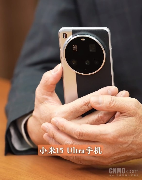 小米15 Ultra 实在!雷军送俞敏洪一台小米15 Ultra 被回赠15袋大米