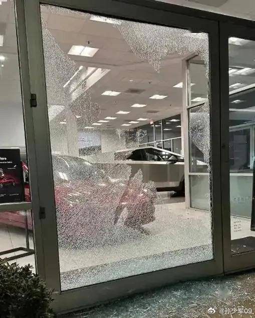 (图源微博) 曝特斯拉海外门店及充电站被砸 警方称马斯克遭针对