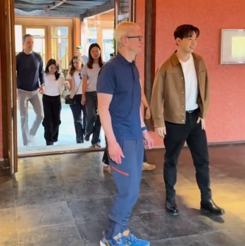 苹果CEO库克:中国的青年才俊们总是让我印象深刻 苹果CEO库克:中国的青年才俊们总是让我印象深刻