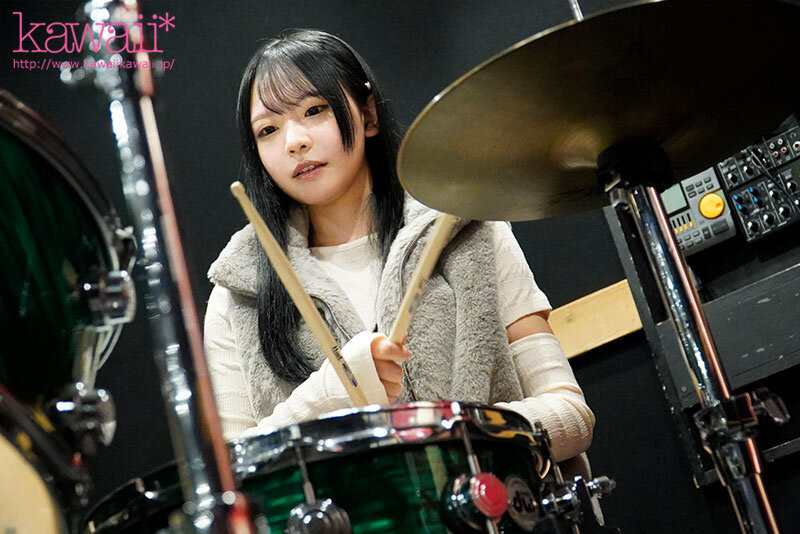 (CAWD-826)周遭的人都是人渣!軽音社之花前进淫光幕找快乐!