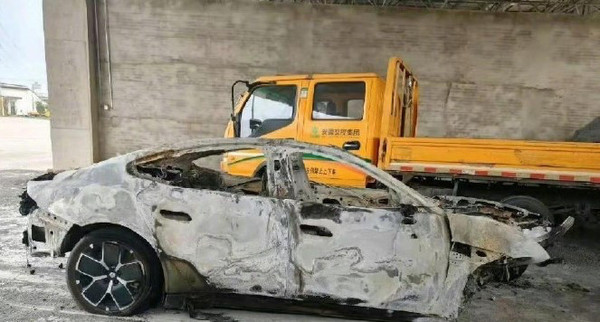网传事故车辆图片 小米回应SU7高速上碰撞爆燃 已成立专门工作组配合调查