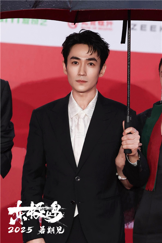 《东极岛》亮相北影节 朱一龙吴磊倪妮同撑一把伞