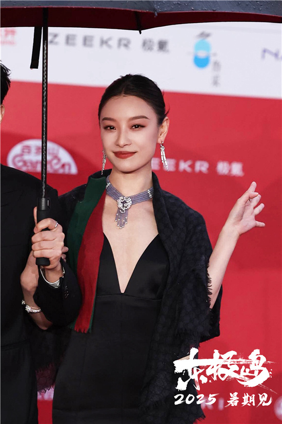 《东极岛》亮相北影节 朱一龙吴磊倪妮同撑一把伞
