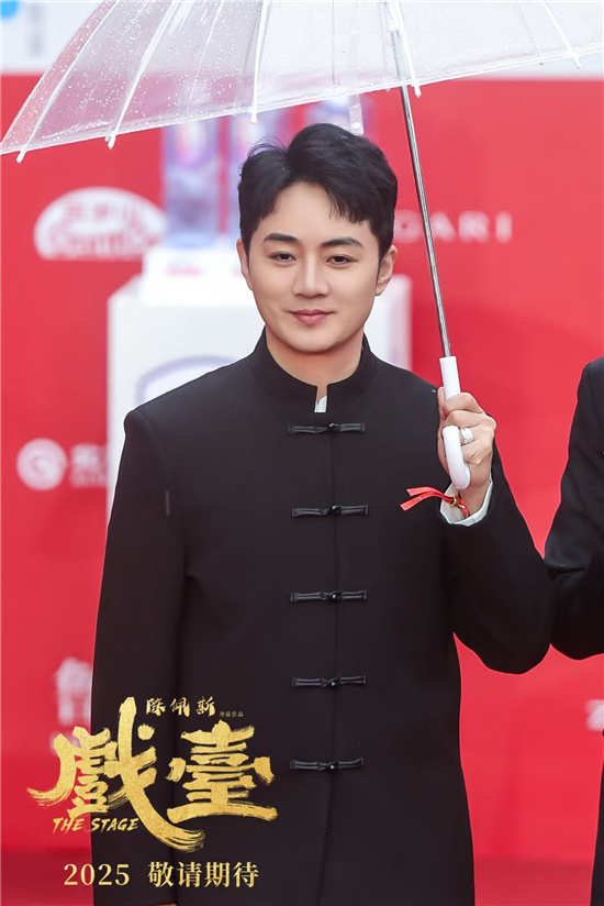 《戏台》主创合体 黄渤称合作陈佩斯是梦想成真