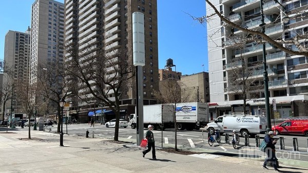 美国纽约5G基站项目陷两极争议 居民批其“丑陋 突兀” 美国纽约5G基站项目陷两极争议 居民批其“丑陋 突兀”