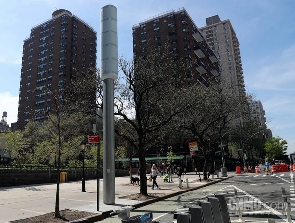 美国纽约5G基站项目陷两极争议 居民批其“丑陋 突兀” 美国纽约5G基站项目陷两极争议 居民批其“丑陋 突兀”