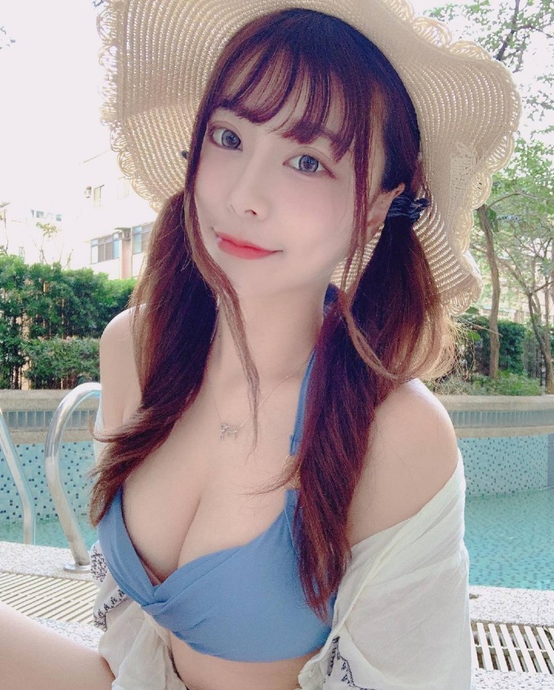 大眼美人婷婷儿白嫩肌让人心动！走出户外不藏私解放丰满美乳