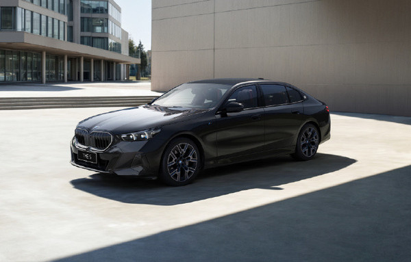 宝马5系 2025第22周30万以上车型销量排名:问界M8险胜宝马3系