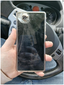 士兵用S25 Ultra挡下致命弹片!三星承诺将免费维修 士兵用S25 Ultra挡下致命弹片!三星承诺将免费维修