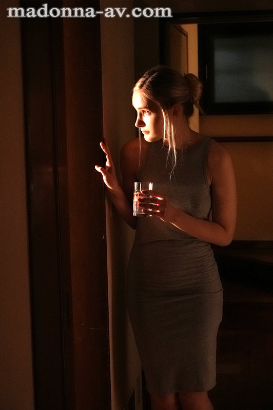 リリー・ハート(Lily Hart)作品JUL-990发布!老婆怀孕不能做爱!骗外国人岳母给他干!