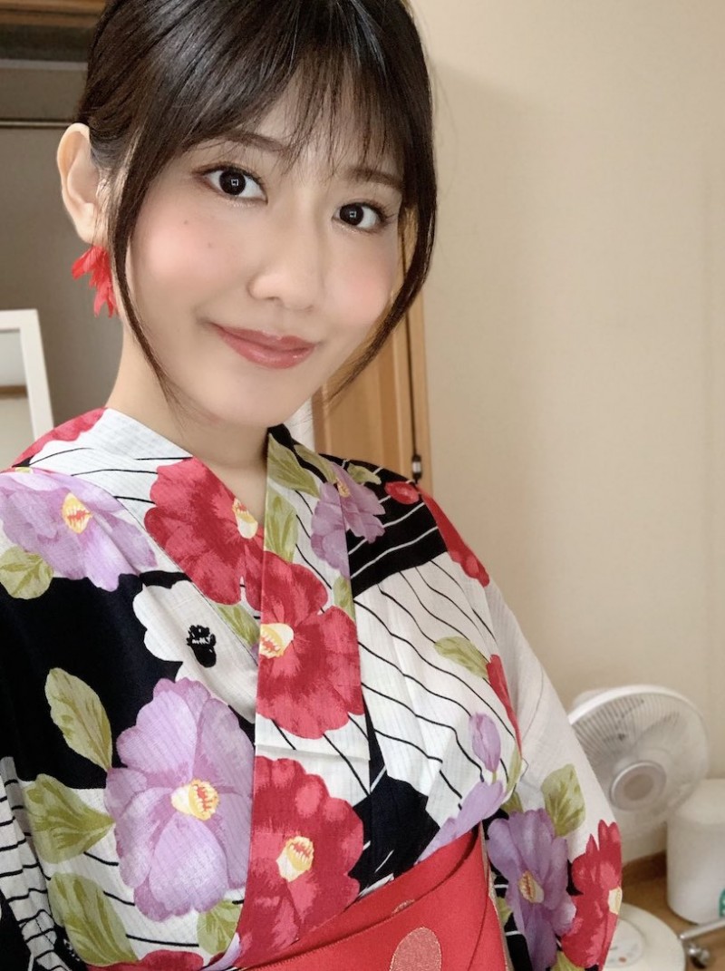 网发文求推荐「超享受性爱的女优」,底下贴文狂推「E奶的她」!