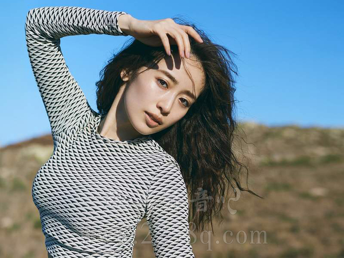泉里香发布第二本写真集《Madeira》,久违了真人版娜美