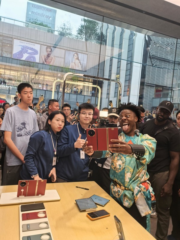 甲亢哥还在用华为三折叠手机!直播熟练使用分屏功能 甲亢哥还在用华为三折叠手机!直播熟练使用分屏功能