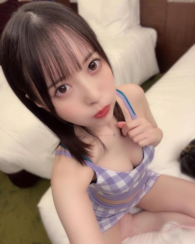 25岁纯欲感制服妹「天马唯」,「超光滑美腿曲线」把男同学都迷倒!