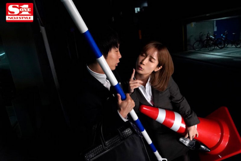 小島みなみ(小岛南)作品SSIS-739发布!捡路上交通锥当性爱道具!腼腆上司醉后SEX超下流!