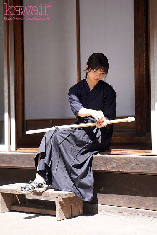 (CAWD-880)翻到爷爷的A片⋯于是她跑来东京找变态欧吉桑调教了！