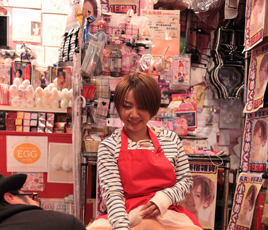 引退后复出拚了!短发系巨乳女优遭「群棒围攻」…回锅片肉欲横生