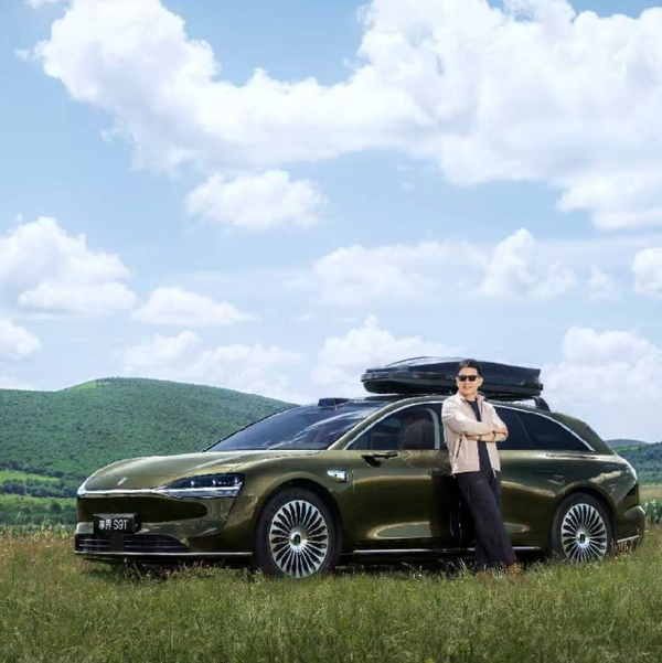 余承东微信新头像 华为余承东将微信头像更换为享界S9T合照 有“亿”点帅